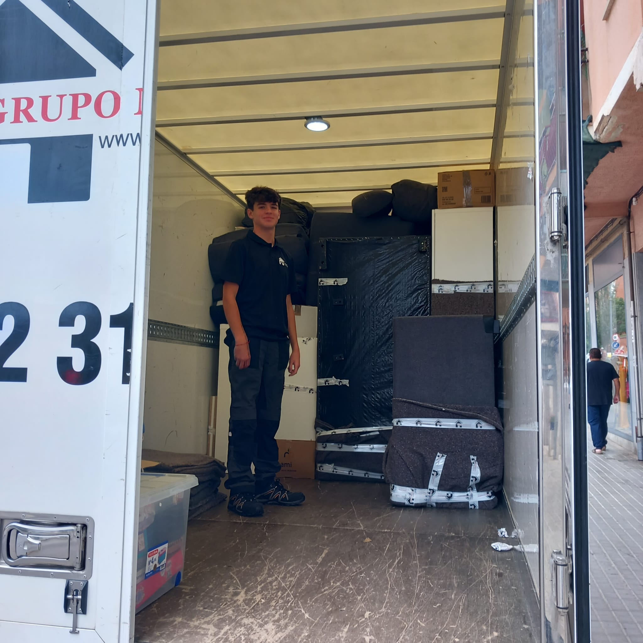 Carga de mobiliario durante una mudanza de Sabadell a Terrassa