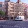 Camión de Grupo Mudanzas y elevador montamuebles realizando una mudanza en Barcelona en edificio residencial de varias plantas