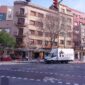 Camión de Grupo Mudanzas y elevador montamuebles realizando una mudanza en Barcelona en edificio residencial de varias plantas