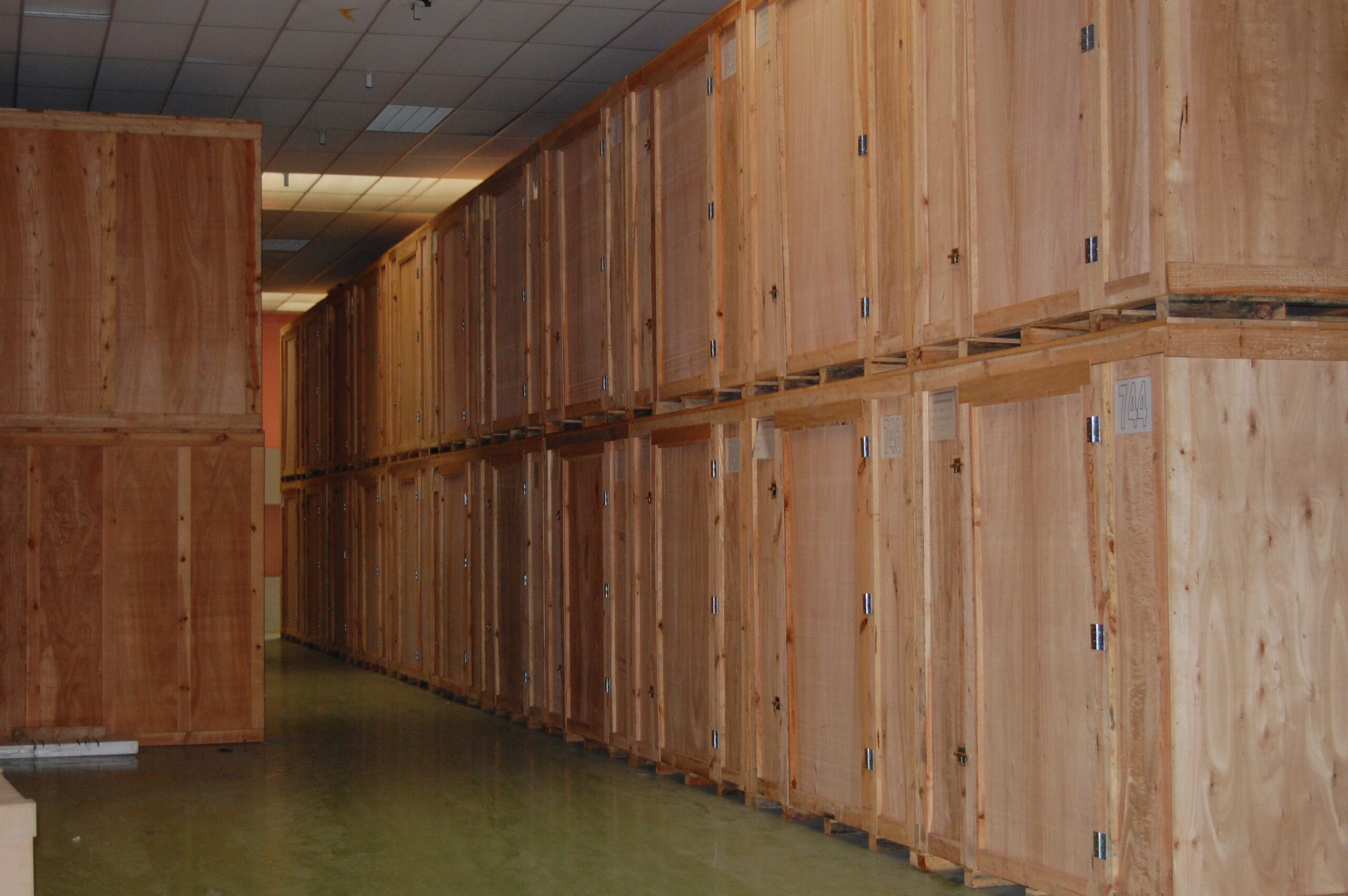 Guardamuebles en Barcelona con boxes individuales de madera para almacenamiento seguro de mobiliario y enseres