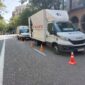Camiones de Grupo Mudanzas realizando una mudanza en Barcelona con reserva de espacio en la vía pública y señalización de seguridad.
