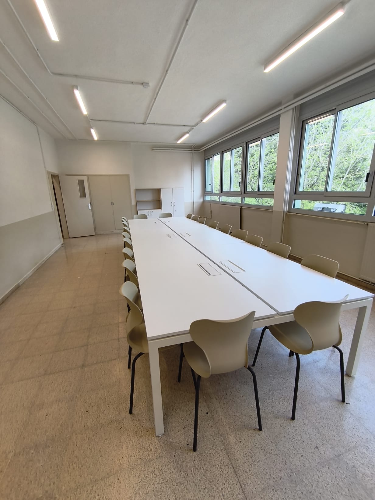 Traslado de sala de reuniones y mobiliario de oficina en Barcelona