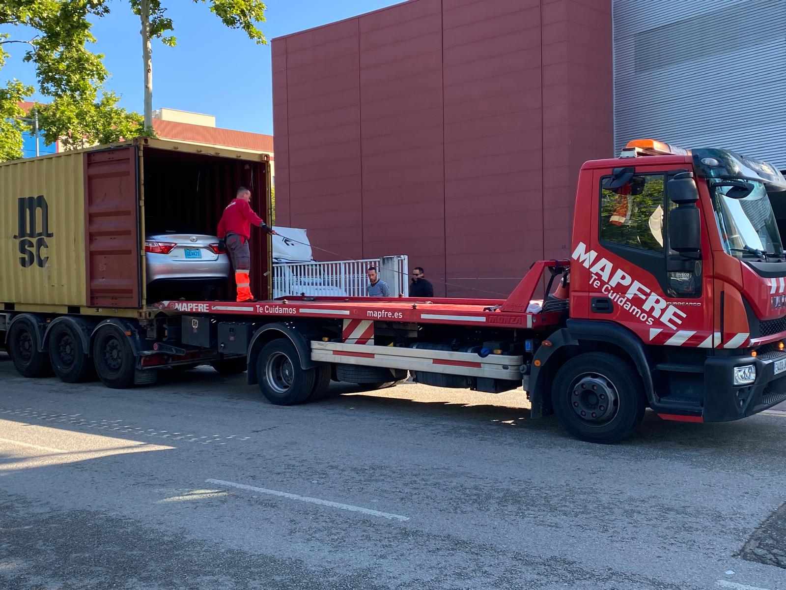 Carga de vehículo en contenedor marítimo para transporte internacional de Barcelona a Miami