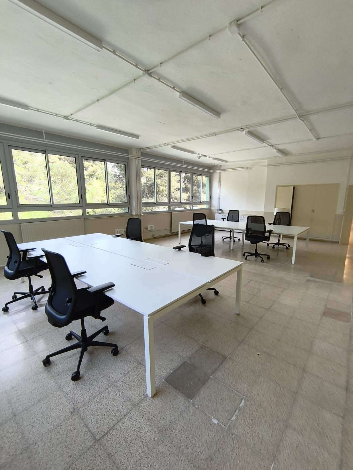 Traslado de oficina en Barcelona con puestos de trabajo y mobiliario corporativo