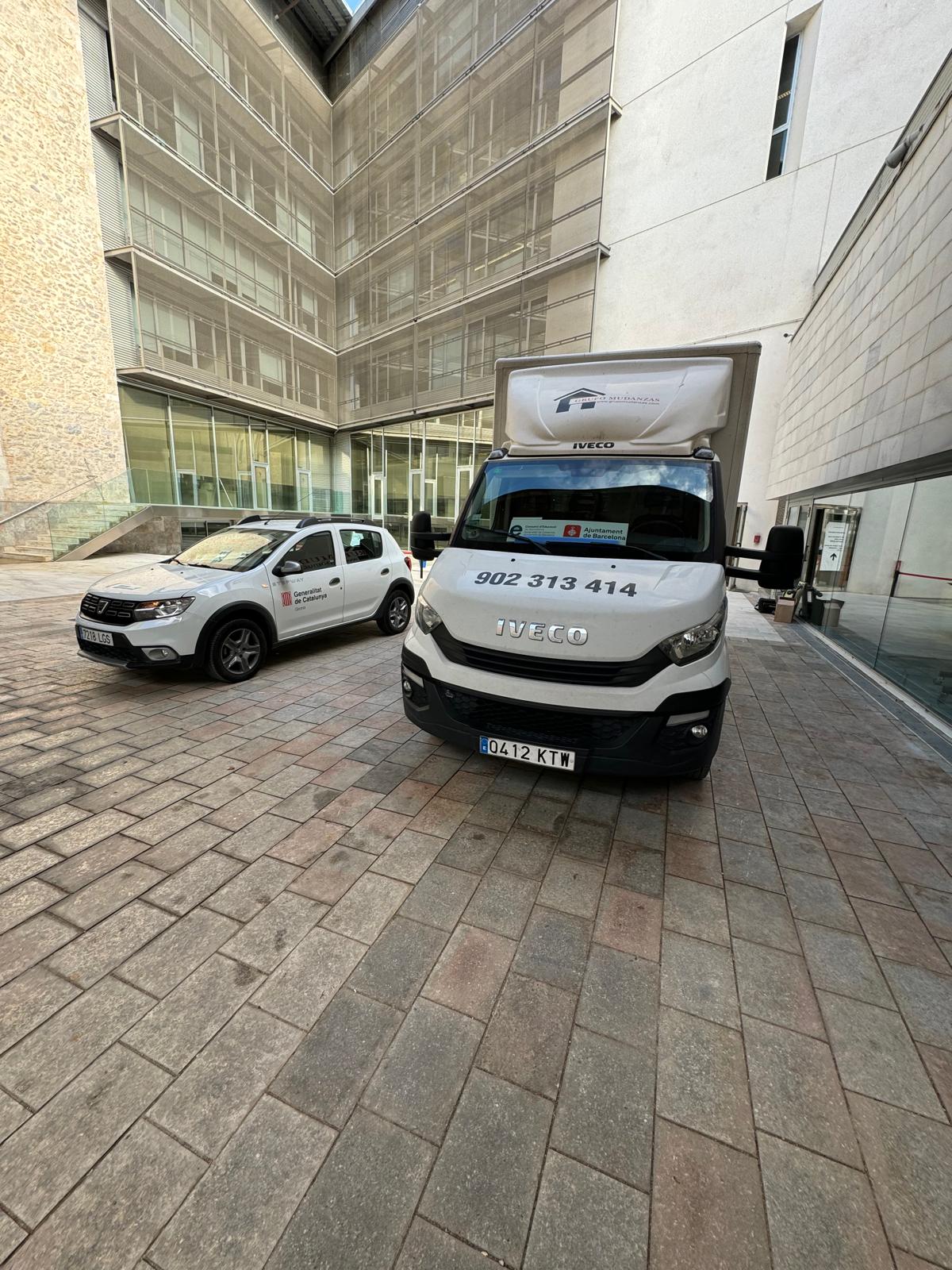Camión de Grupo Mudanzas realizando un traslado de oficinas en Barcelona