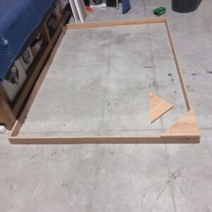 Montaje de estructura de madera para proteger un cuadro grande