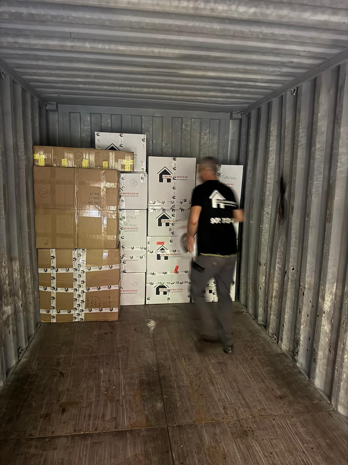 Carga profesional de mobiliario en contenedor para Estados Unidos
