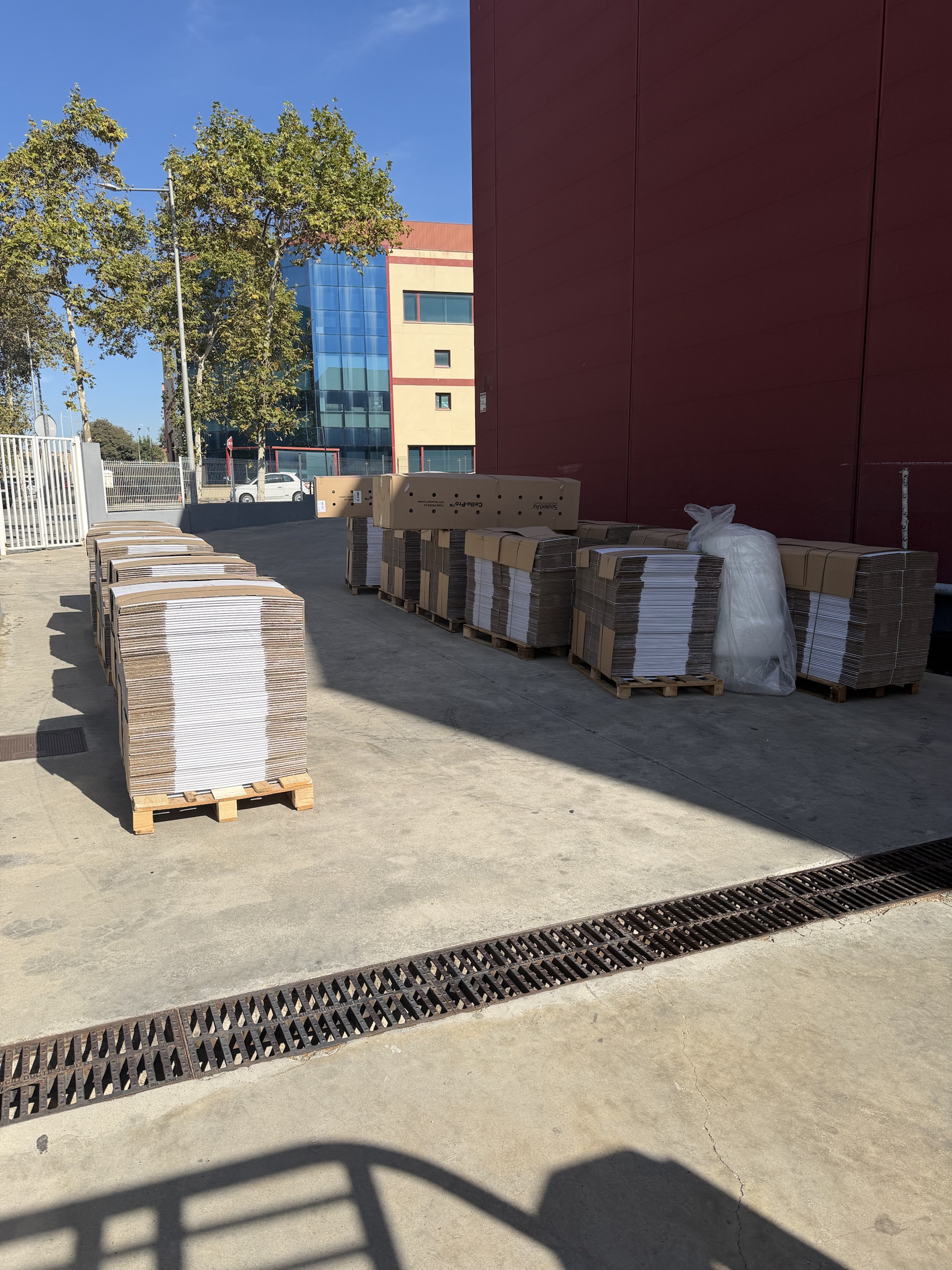 Cajas de cartón plegadas sobre palés para el servicio de embalaje de Grupo Mudanzas