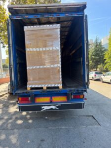 Liftvan protegido y cargado en camión para una mudanza internacional