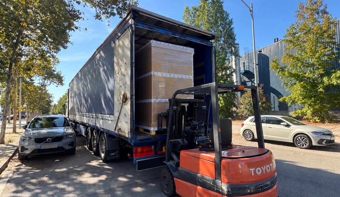 Carga profesional de un liftvan en camión mediante carretilla elevadora