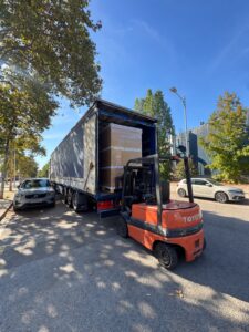 Carga profesional de un liftvan en camión mediante carretilla elevadora