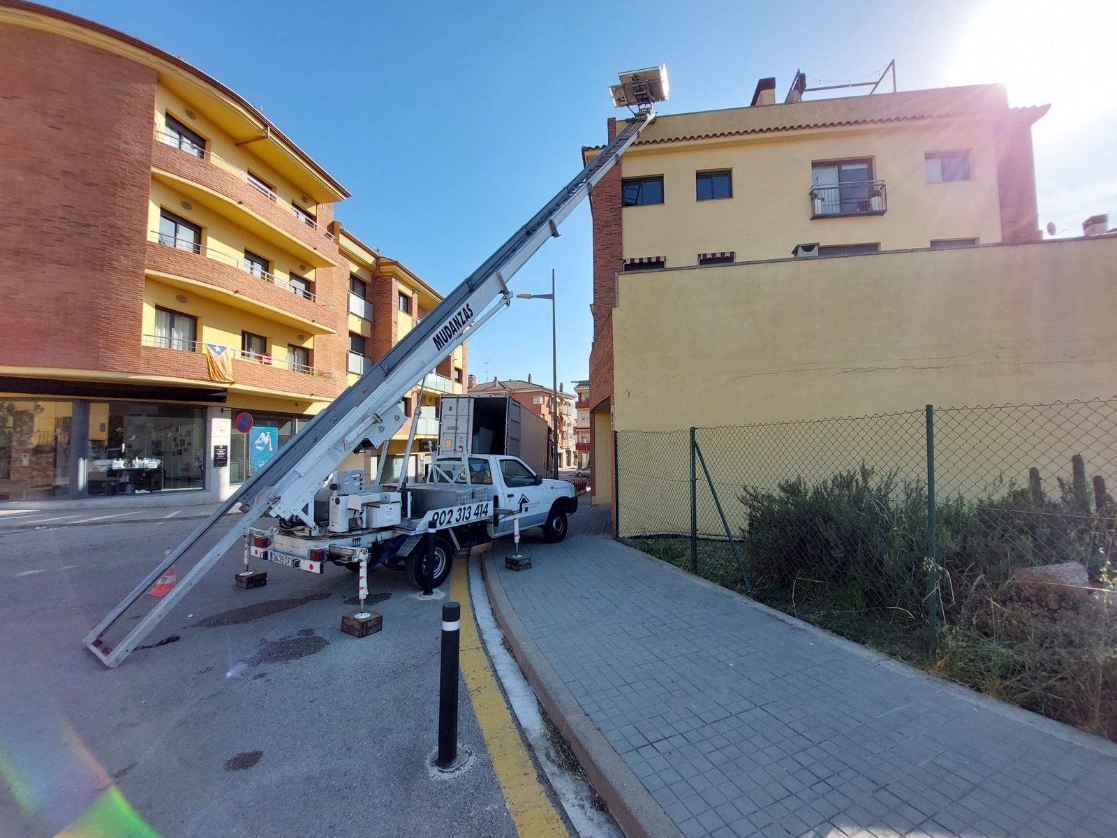 Elevador exterior durante una mudanza nacional de Barcelona a Madrid