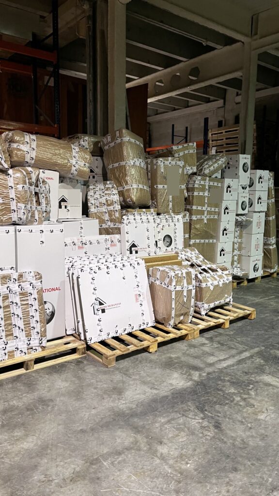 Muebles y cajas embalados antes de introducirlos en contenedores