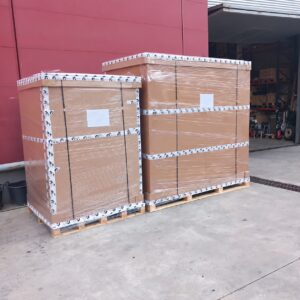 Dos liftvans embalados y preparados para transporte internacional
