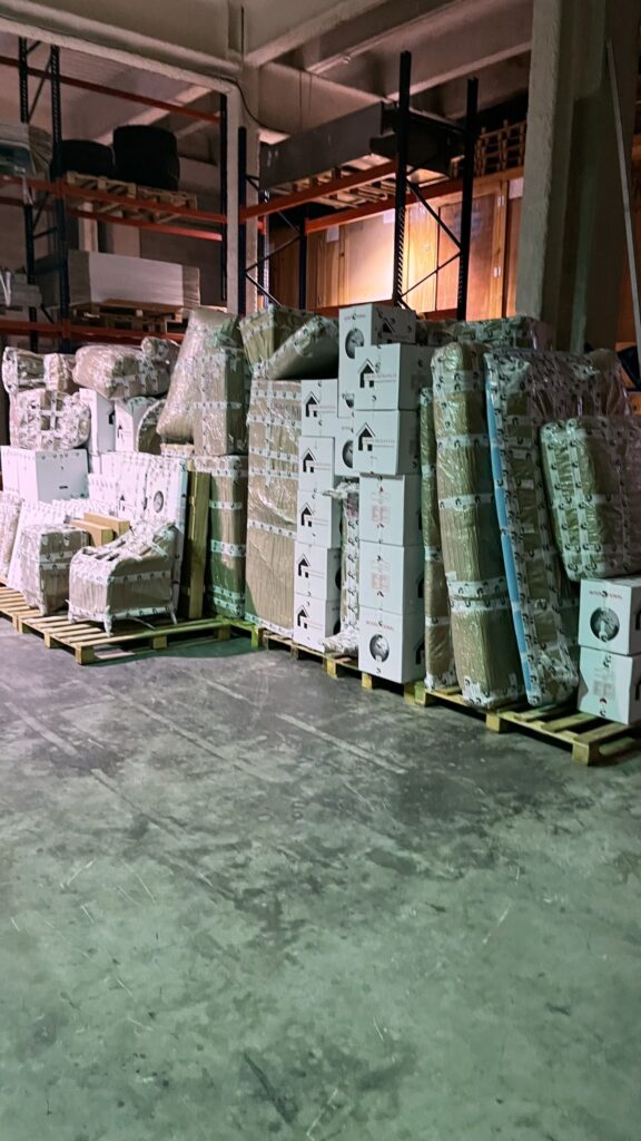Muebles descargados sobre palets en el almacén