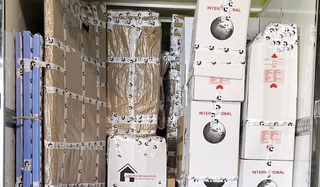 Muebles protegidos y cajas en el interior del camión de Grupo Mudanzas