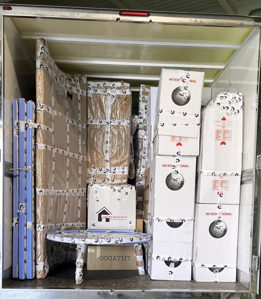 Muebles protegidos y cajas en el interior del camión de Grupo Mudanzas