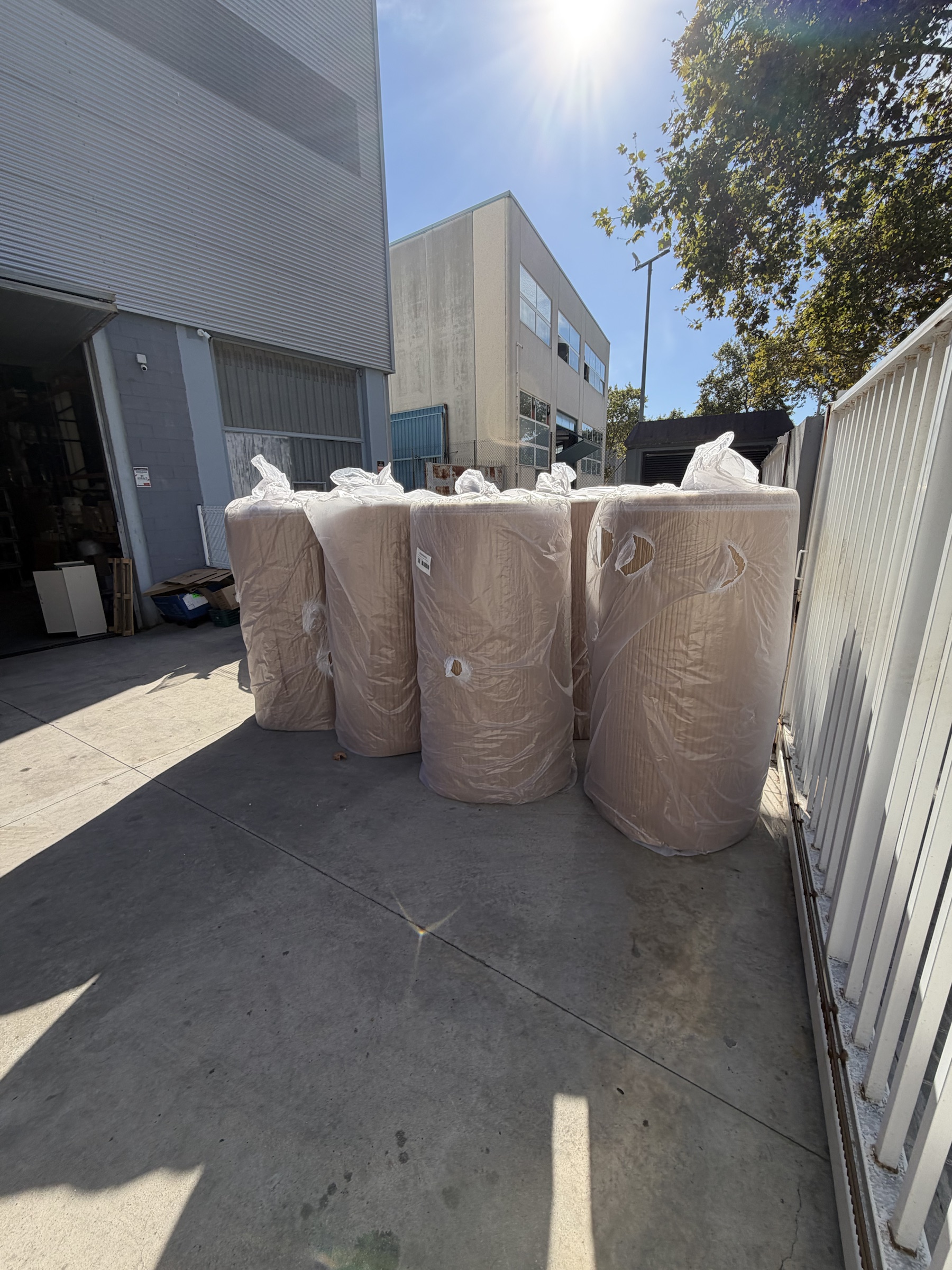 Rollos de material de embalaje preparados en las instalaciones de Grupo Mudanzas