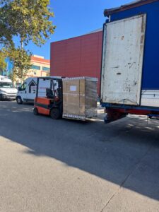 Traslado de un liftvan entre vehículos para su transporte internacional
