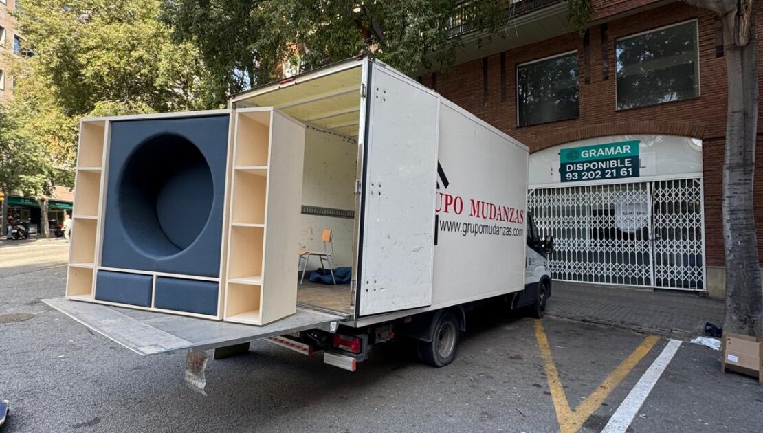 Mueble de Mobens sobre la plataforma de un camión de Grupo Mudanzas en Barcelona