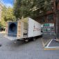 Mueble de Mobens sobre la plataforma de un camión de Grupo Mudanzas en Barcelona